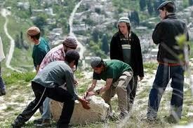 مستوطن يدعس مواطنا وآخرون يعتدون عليه بالضرب في يعبد